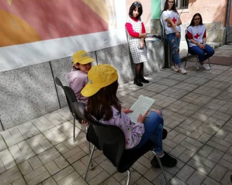 Общинари и доброволци от БЧК Пловдив четат приказки на децата