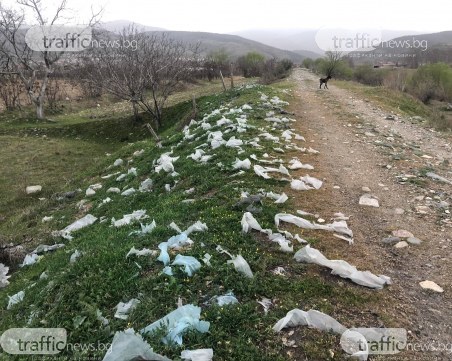 Около реката в Първенец - по-зле от сметище, редовно се изхвърлят камари с боклук