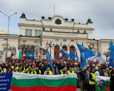 Полицаи и надзиратели излизат на протест