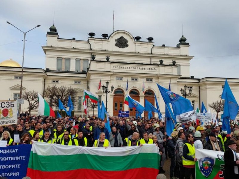 Полицаи и надзиратели излизат на протест