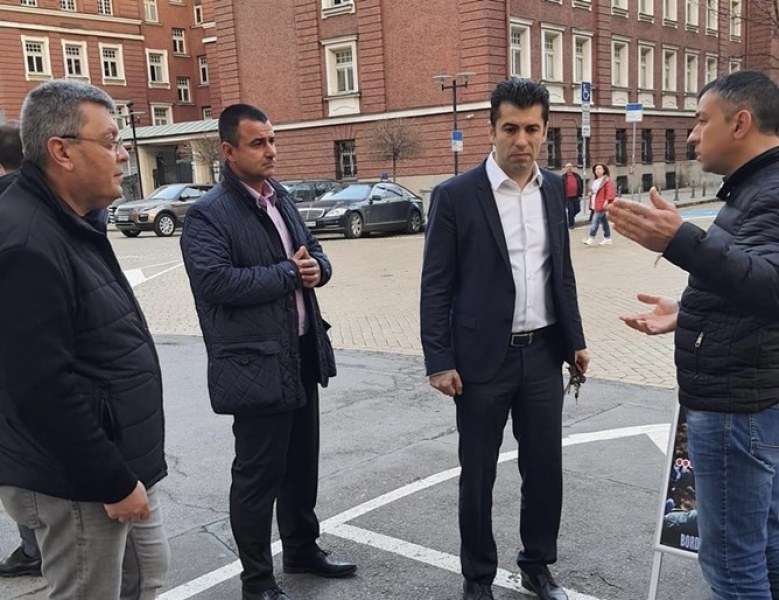 Премиерът разговаря с протестиращите полицаи