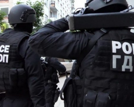 Арестуваха полицай, занимавал се с трафик на мигранти