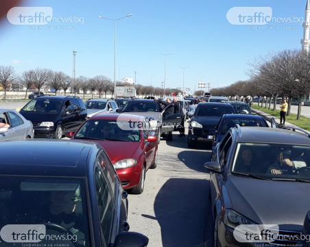 Блокирани българи и километрични опашки на турската граница