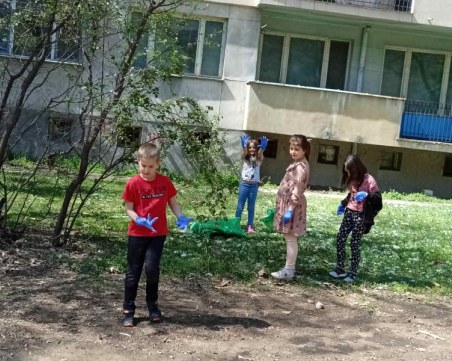 Деца сами изчистиха парка, в който играят всеки ден в район 