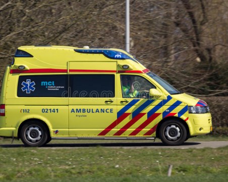 Микробус с туристи падна в канал в Амстердам