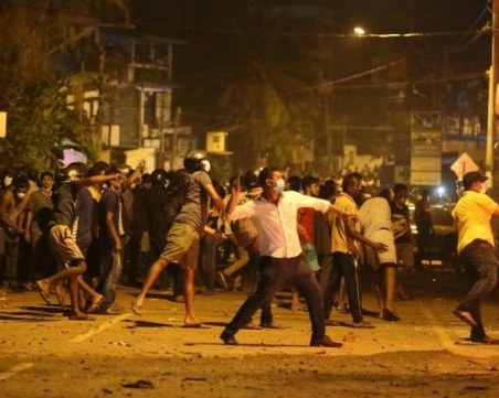 Въведоха извънредно положение и полицейски час в Шри Ланка