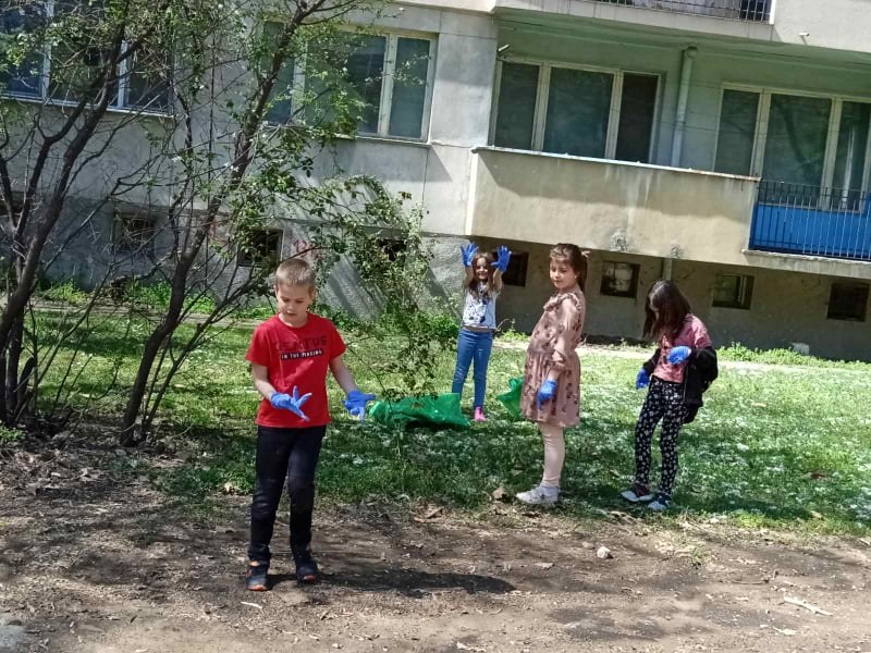 Деца сами изчистиха парка, в който играят всеки ден в район 