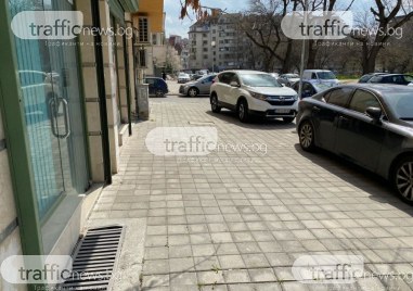 Тротоар в центъра на Пловдив е превърнат в паркинг Ежедневно