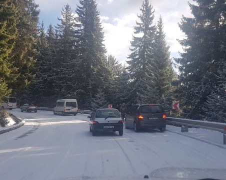 Априлски сняг: Десетки коли закъсаха на Пампорово