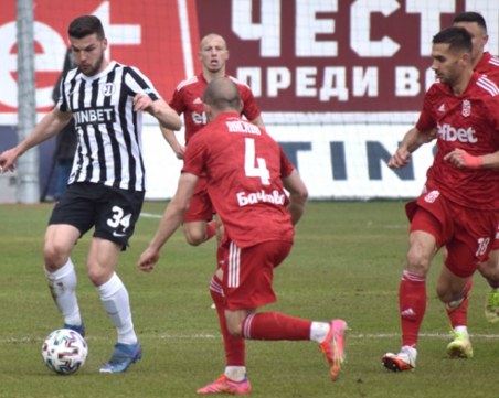 Локо загуби шансовете за първата шестица след нов червен картон и тежка загуба