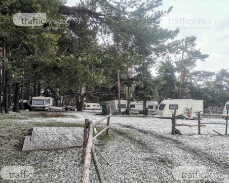 Сняг заваля на хижа Здравец