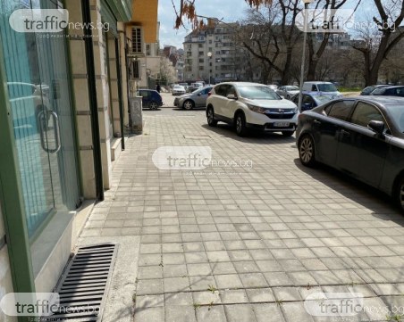 Тротоар в центъра на Пловдив е превърнат в паркинг