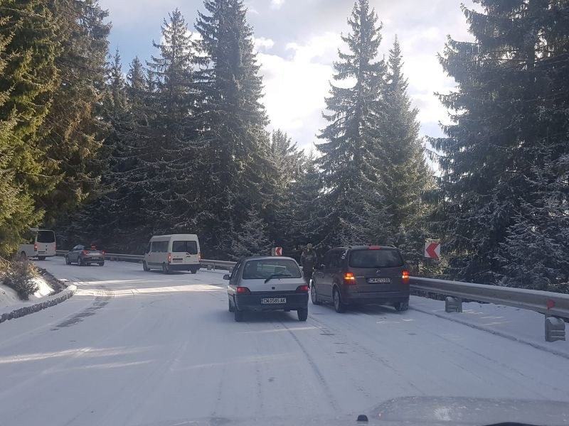Априлски сняг изненада шофьорите на пътя Смолян-Пловдив. Около 3 сантиметра
