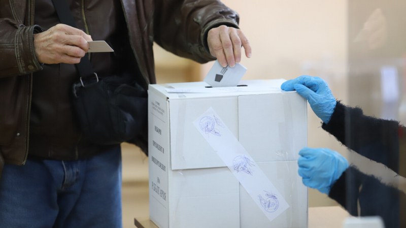 Сърбия гласува днес. В страната се провеждат предсрочни парламентарни и