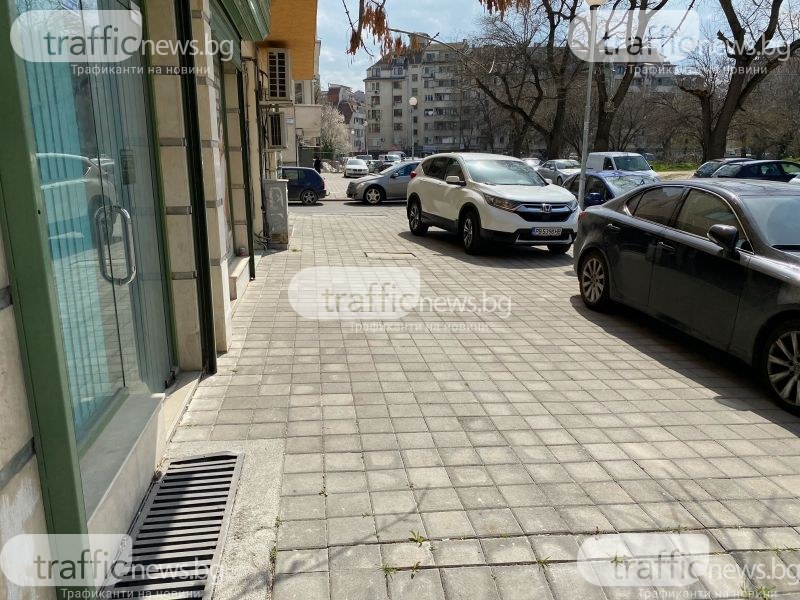 Тротоар в центъра на Пловдив е превърнат в паркинг