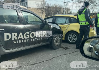 Два автомобила се сблъскаха на булевард Никола Въпцаров в Кичука