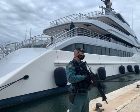 Американски агенти претърсиха яхтата на руски олигарх в Испания