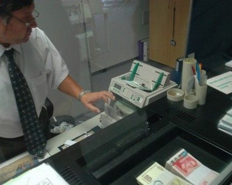 Банките отново вдигат таксите! Банкирането на гише на някои места 10 пъти по-скъпо от онлайн