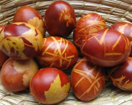 Как да боядисаме великденските си яйца с натурални продукти