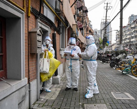 Над 10 0000 медицински служители тестват Шанхай