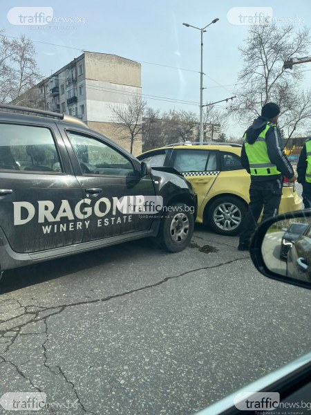 Два автомобила се сблъскаха на булевард &ldquo;Никола Въпцаров&rdquo; в Кичука.