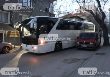 Междуградски автобус забърса паркиран микробус и затапя цяла улица в