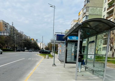 Инфраструктурата около спирката за масовия градски транспорт срещу училище Софроний