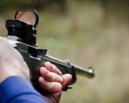 Две деца са били простреляни в училищен двор