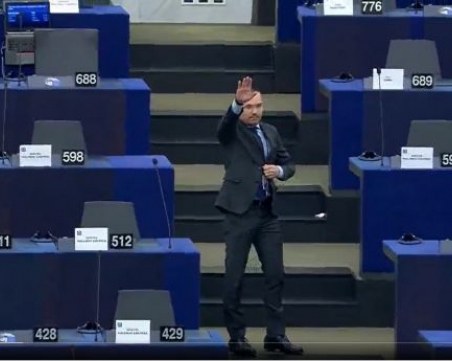 Глобяват Джамбазки заради поздрава в ЕП