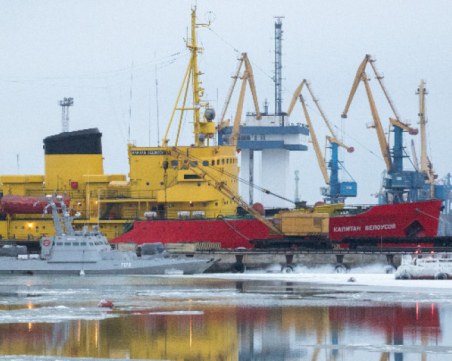 Украйна: Кораб потъва край Мариупол