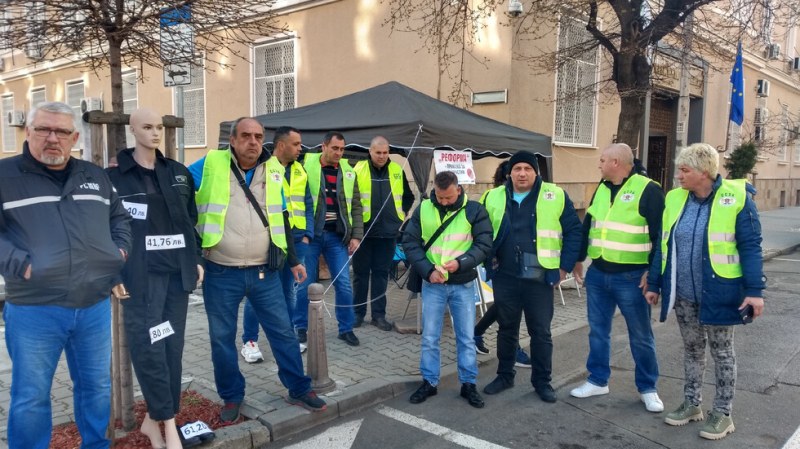 Полицаи и надзиратели направиха протестна разпродажба пред Министерството на финансите
