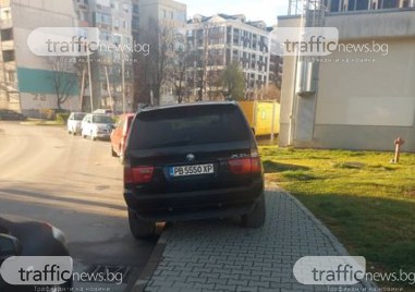 Пловдивчанин качи возилото си върху тротоар до Лидл в квартал