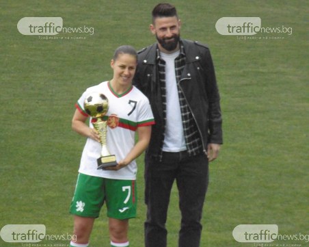 Димитър Илиев награди най-добрата ни футболистка Симона Петкова