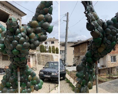 Възпитаник на Художествената гимназия в Пловдив изработи Гълъба на мира от 250 военни каски