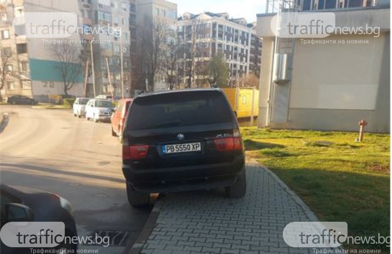 БМВ си присвои тротоар в пловдивски квартал