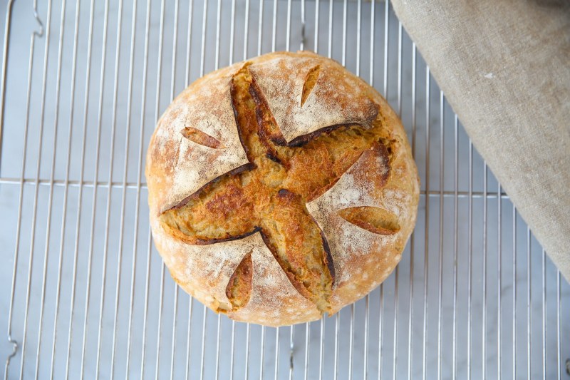 Лесна рецепта за хлебчета с брашно от лимец и песто