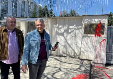 Арестуваха Арман Бабикян и Николай Хаджигенов защото разляли червена боя
