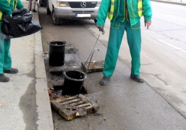 Почистването на дъждоприемните шахти в Пловдив продължава по график от