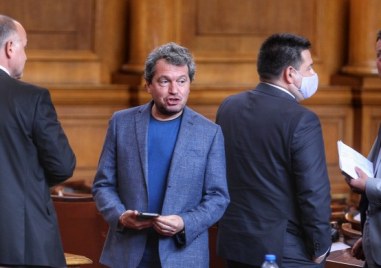 Депутатите на Слави Трифонов от Има такъв народ напуснаха пленарната