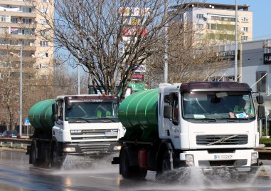Машинното миене на улиците в Пловдив продължава по график и