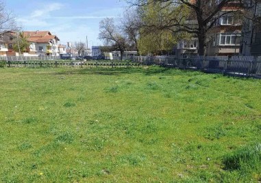 Единственият парк с тревни площи на ул Дилянка в Шекер