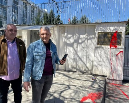 Арестуваха Бабикян и Хаджигенов, след като разляха червена боя по Руското посолство