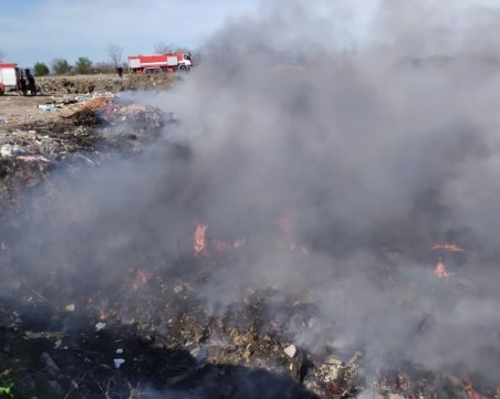 Гори сметище край Първенец