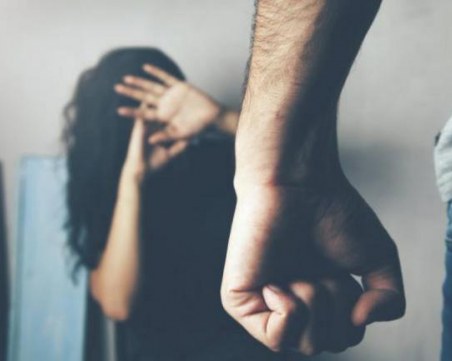 Криминално проявен преби две непълнолетни момичета в столично заведение