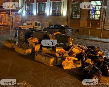 Подземни контейнери преливат от боклуци в центъра на Пловдив