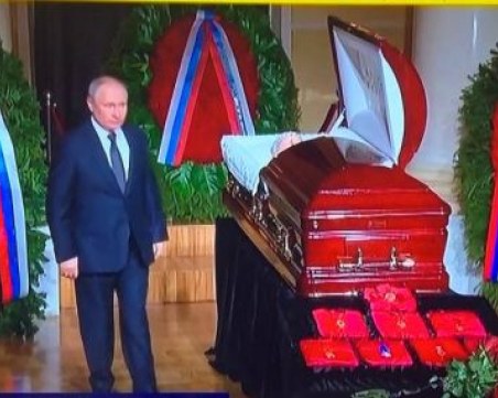 Путин поднесе цветя на поклонението на Жириновски