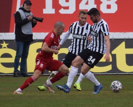 Вижте стартовите състави на Локомотив и ЦСКА