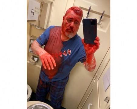 Заляха нобеловия лауреат Дмитрий Муратов с червена боя в Москва