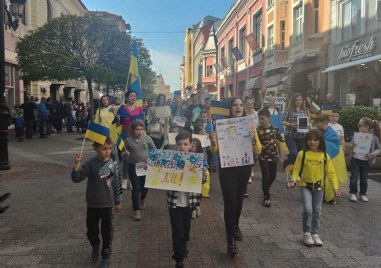 Със знамена и детски плакати се поведе поредното мирно срещу