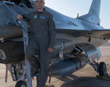 България има първия дипломиран пилот на F-16